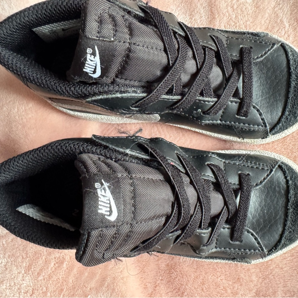 Nike Black Sneakers Classic High-Top Design